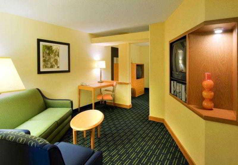 Fairfield Inn And Suites By Marriott Emporia I-95 Eksteriør billede