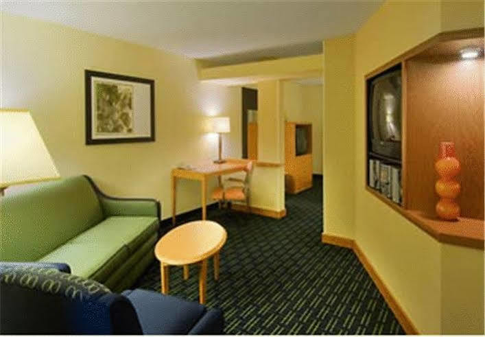 Fairfield Inn And Suites By Marriott Emporia I-95 Eksteriør billede